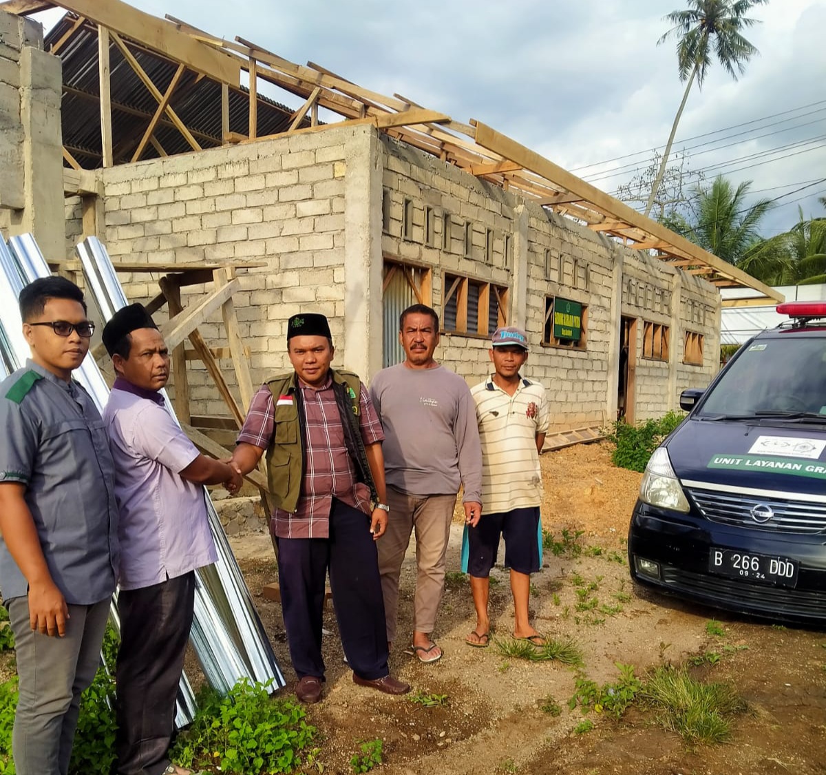 Ketua NU Care Lazisnu Kota Padangsidimpuan, Ustadz Zulpan Harahap, S.S.M.Pd.M.Kom (pakai rompi) saat menyerahkan batuan dua kodi seng kepada Yayasan Syekh Alihasan Addary Aek Tuhul Sabtu (05/03/2022).