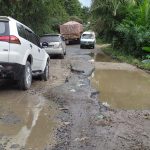 Badan jalan provinsi lintas Kabupaten Palas yang rusak berat, akibatnya para pengguna jalan dari roda empat sampai roda dua terlihat kesulitan saat melintasinya.