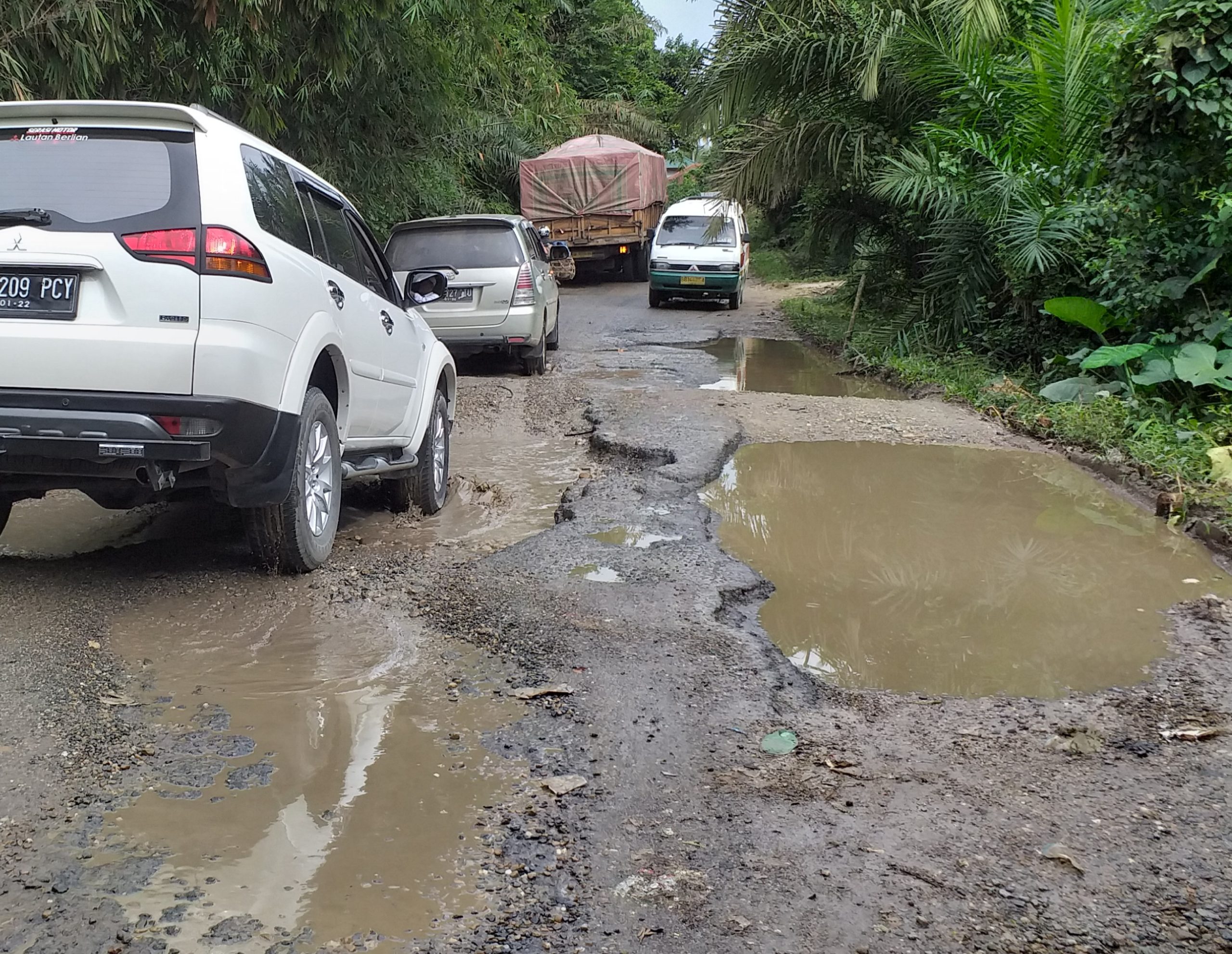 Badan jalan provinsi lintas Kabupaten Palas yang rusak berat, akibatnya para pengguna jalan dari roda empat sampai roda dua terlihat kesulitan saat melintasinya.