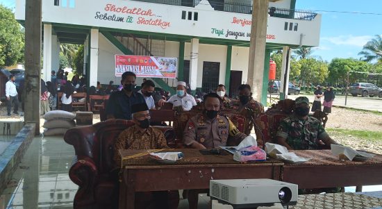 Sekdakab PadangLawas ( Palas ) Arpan Nasution,S.Sos bersama Kapolres Palas AKBP Indra Yanitra Irawan SIK M.Si,Wakapolres Kompol JW Sijabat SH, Para PJU Polres Palas , Mewakili Dandim 0212/ TS , dan para Pimpinan OPD mengikuti kegiatan Vaksinasi serentak Indonesia via Virtual, Jum'at ( 11/03/2022) di Aula Ponpes Darul 'Adaalah Latong Kec. Lubuk Barumun.