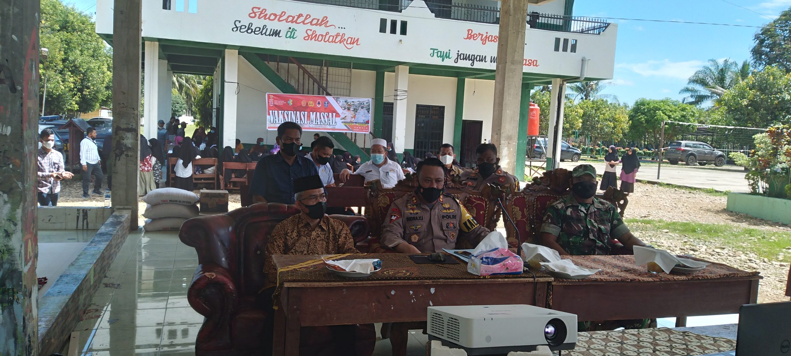 Sekdakab PadangLawas ( Palas ) Arpan Nasution,S.Sos bersama Kapolres Palas AKBP Indra Yanitra Irawan SIK M.Si,Wakapolres Kompol JW Sijabat SH, Para PJU Polres Palas , Mewakili Dandim 0212/ TS , dan para Pimpinan OPD mengikuti kegiatan Vaksinasi serentak Indonesia via Virtual, Jum'at ( 11/03/2022) di Aula Ponpes Darul 'Adaalah Latong Kec. Lubuk Barumun.