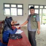 Ketua NU Care Lazisnu Kota Padangsidimpuan, Ustadz Zulpan Harahap, S.S.M.Pd.M.Kom saat menyerahkan santunan kepada para siswa tidak mampu sebagai dukungan terhadap pendidikan anak-anak bangsa.