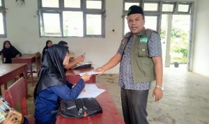 Ketua NU Care Lazisnu Kota Padangsidimpuan, Ustadz Zulpan Harahap, S.S.M.Pd.M.Kom saat menyerahkan santunan kepada para siswa tidak mampu sebagai dukungan terhadap pendidikan anak-anak bangsa.