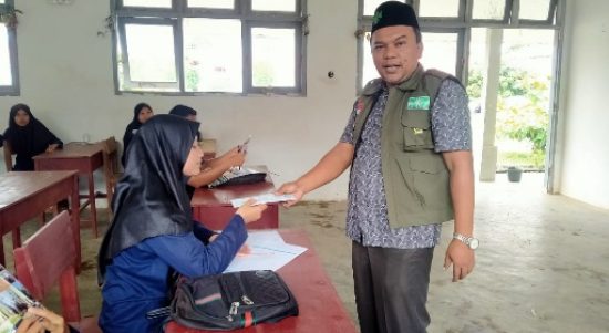 Ketua NU Care Lazisnu Kota Padangsidimpuan, Ustadz Zulpan Harahap, S.S.M.Pd.M.Kom saat menyerahkan santunan kepada para siswa tidak mampu sebagai dukungan terhadap pendidikan anak-anak bangsa.
