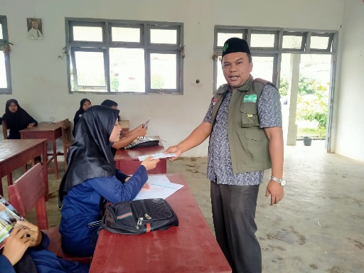 Ketua NU Care Lazisnu Kota Padangsidimpuan, Ustadz Zulpan Harahap, S.S.M.Pd.M.Kom saat menyerahkan santunan kepada para siswa tidak mampu sebagai dukungan terhadap pendidikan anak-anak bangsa.