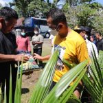 Wakil Gubernur (Wagub) Sumatera Utara (Sumut) Musa Rajekshah menyerahkan secara simbolis bibit kelapa, padi dan pupuk kepada perwakilan kelompok tani dan penanaman pohon kelapa pandan wangi di Desa Timbang Lawan, Langkat, Sabtu (12/3)