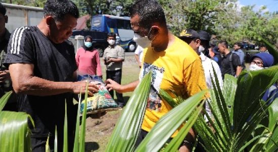 Wakil Gubernur (Wagub) Sumatera Utara (Sumut) Musa Rajekshah menyerahkan secara simbolis bibit kelapa, padi dan pupuk kepada perwakilan kelompok tani dan penanaman pohon kelapa pandan wangi di Desa Timbang Lawan, Langkat, Sabtu (12/3)
