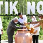Presiden Joko Widodo dan Gubernur Sumut Edy Rahmayadi menuangkan air dan tanah di bejana Nusantara, saat prosesi penyatuan tanah dan air Nusantara di kawasan Titik Nol Ibu Kota Negara (IKN) Nusantara, Kabupaten Penajam Paser Utara, Kalimantan Timur (Kaltim), Senin (14/03).