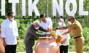 Presiden Joko Widodo dan Gubernur Sumut Edy Rahmayadi menuangkan air dan tanah di bejana Nusantara, saat prosesi penyatuan tanah dan air Nusantara di kawasan Titik Nol Ibu Kota Negara (IKN) Nusantara, Kabupaten Penajam Paser Utara, Kalimantan Timur (Kaltim), Senin (14/03).