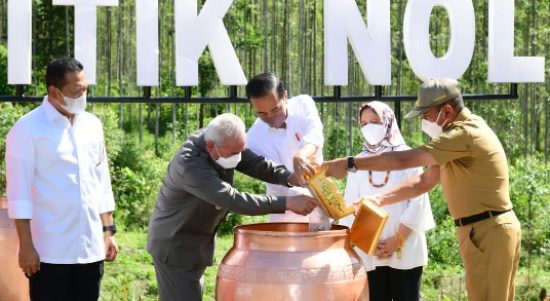Presiden Joko Widodo dan Gubernur Sumut Edy Rahmayadi menuangkan air dan tanah di bejana Nusantara, saat prosesi penyatuan tanah dan air Nusantara di kawasan Titik Nol Ibu Kota Negara (IKN) Nusantara, Kabupaten Penajam Paser Utara, Kalimantan Timur (Kaltim), Senin (14/03).