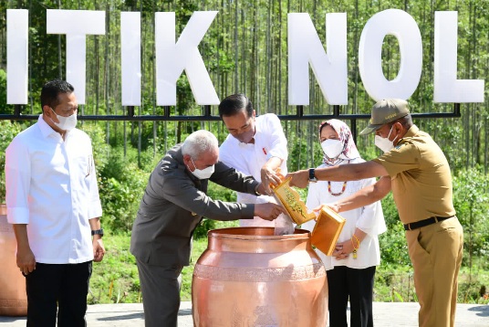 Presiden Joko Widodo dan Gubernur Sumut Edy Rahmayadi menuangkan air dan tanah di bejana Nusantara, saat prosesi penyatuan tanah dan air Nusantara di kawasan Titik Nol Ibu Kota Negara (IKN) Nusantara, Kabupaten Penajam Paser Utara, Kalimantan Timur (Kaltim), Senin (14/03).