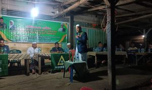 Ustadz Ali Jamasi Gulo saat menyampaikan ceramah di depan IPNU/IPPNU Palas dan kaum muslimin Desa Handio. Terlihat paling kiri Ketua IPNU Palas, Hamdan, S.Pd.