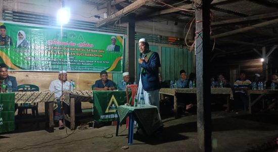 Ustadz Ali Jamasi Gulo saat menyampaikan ceramah di depan IPNU/IPPNU Palas dan kaum muslimin Desa Handio. Terlihat paling kiri Ketua IPNU Palas, Hamdan, S.Pd.