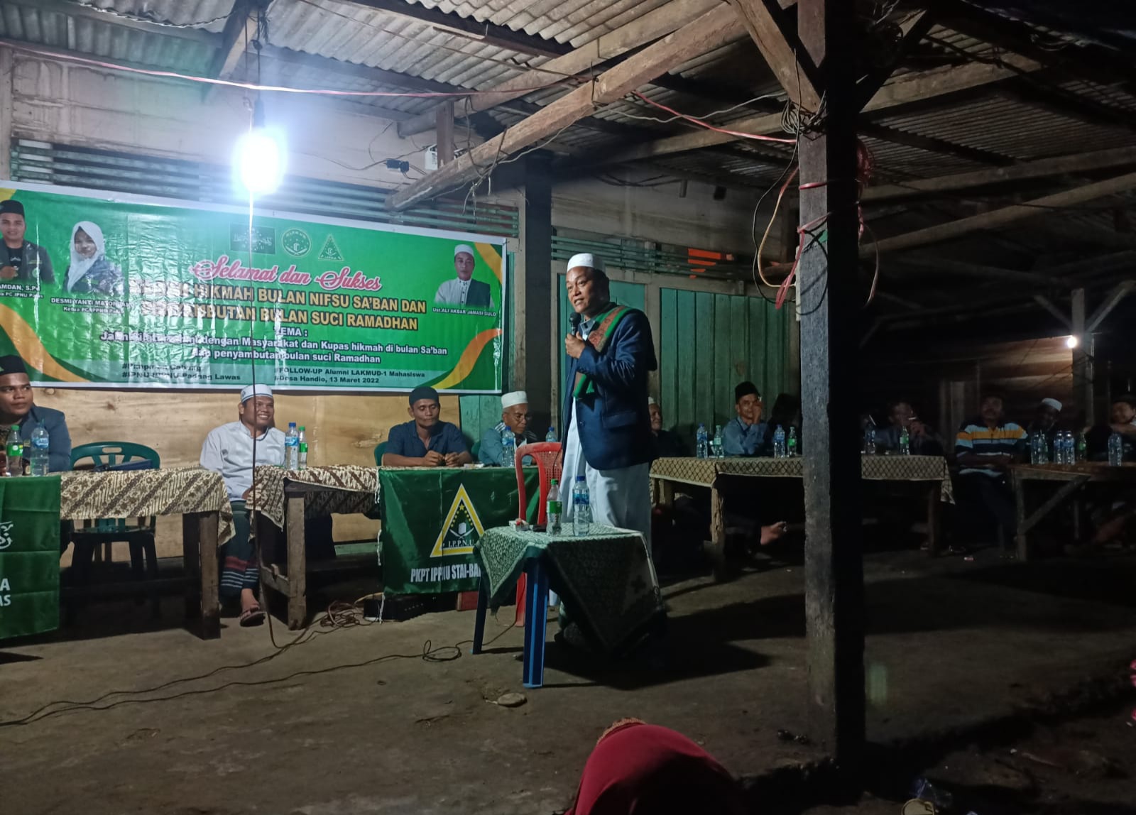 Ustadz Ali Jamasi Gulo saat menyampaikan ceramah di depan IPNU/IPPNU Palas dan kaum muslimin Desa Handio. Terlihat paling kiri Ketua IPNU Palas, Hamdan, S.Pd.