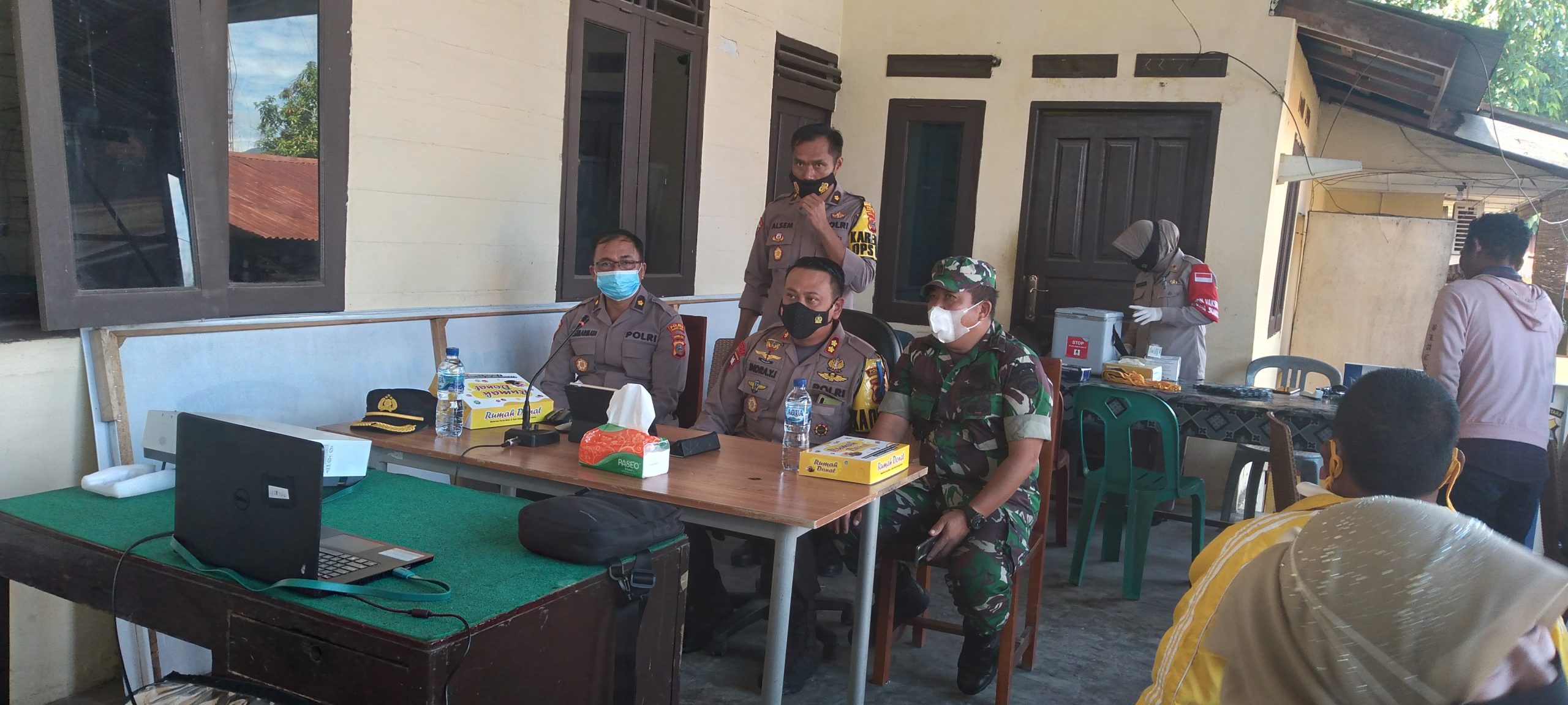 Kapolres Palas AKBP Indra Yanitra Irawan SIK M.Si, Kabag Ren Kompol P Simarmata ,Kabag Ops Kompol Alsen Sinaga, S.Ip,MH Para PJU Polres Palas , Mewakili Dandim 0212/ TS , mengikuti kegiatan Vaksinasi serentak Indonesia via Virtual, Rabu (16/03/2022).