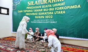 Ketua TP PKK Sumut Nawal Lubis menghadiri Silaturahmi Pengajian Sejuta Umat dan Tepung Tawar Ibu-Ibu Forkopimda Provinsi Sumut tahun 2022 yang diselenggarakan di Rumah Dinas Kajati Sumut, Jalan Listrik, Medan, Rabu (16/3/2022).
