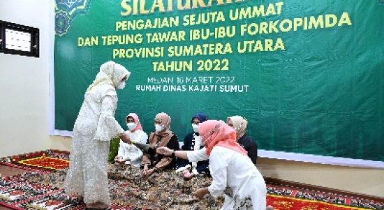Ketua TP PKK Sumut Nawal Lubis menghadiri Silaturahmi Pengajian Sejuta Umat dan Tepung Tawar Ibu-Ibu Forkopimda Provinsi Sumut tahun 2022 yang diselenggarakan di Rumah Dinas Kajati Sumut, Jalan Listrik, Medan, Rabu (16/3/2022).