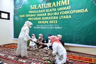Ketua TP PKK Sumut Nawal Lubis menghadiri Silaturahmi Pengajian Sejuta Umat dan Tepung Tawar Ibu-Ibu Forkopimda Provinsi Sumut tahun 2022 yang diselenggarakan di Rumah Dinas Kajati Sumut, Jalan Listrik, Medan, Rabu (16/3/2022).