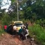 Warga Luat Doloksordang yang seyogyanya menjadi penumpang truk (walau tidak manusiawi) justru terpaksa memporsir tenaga guna menarik/menyeret truk dari jebakan lumpur tebal di jalan tikungan dan pendakian kawasan Doloksordang untuk berbelanja ke pekan Pasar Sipirok.