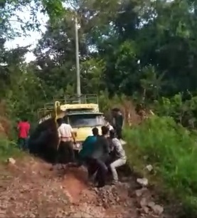 Warga Luat Doloksordang yang seyogyanya menjadi penumpang truk (walau tidak manusiawi) justru terpaksa memporsir tenaga guna menarik/menyeret truk dari jebakan lumpur tebal di jalan tikungan dan pendakian kawasan Doloksordang untuk berbelanja ke pekan Pasar Sipirok.