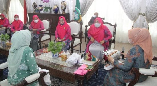Ketua Tim Penggerak (TP) Pemberdayaan Kesejahteraan Keluarga (PKK) Sumut Nawal Lubis menerima audiensi Himpunan Bibinian Banjar (H-BIBI) Sumut di Rumah Dinas Gubernur, Jalan Jenderal Sudirman Nomor 41 Medan, Jumat (18/3)