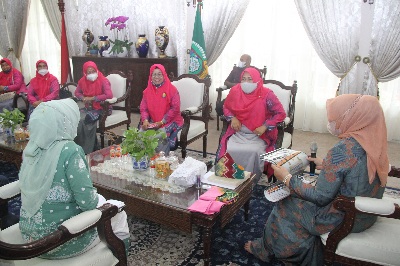 Ketua Tim Penggerak (TP) Pemberdayaan Kesejahteraan Keluarga (PKK) Sumut Nawal Lubis menerima audiensi Himpunan Bibinian Banjar (H-BIBI) Sumut di Rumah Dinas Gubernur, Jalan Jenderal Sudirman Nomor 41 Medan, Jumat (18/3)