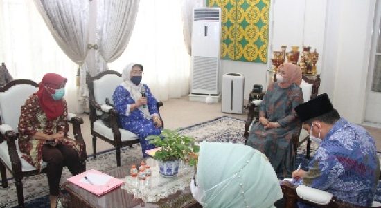 Ketua Tim Penggerak (TP) Pemberdayaan Kesejahteraan Keluarga (PKK) Sumatera Utara (Sumut) Nawal Lubis menerima audiensi Pengurus Yayasan Thalassaemia Indonesia (YTI) Sumut, di Rumah Dinas Gubernur Sumut, Jalan Jenderal Sudirman Nomor 41 Medan, Jumat (18/3).