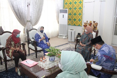 Ketua Tim Penggerak (TP) Pemberdayaan Kesejahteraan Keluarga (PKK) Sumatera Utara (Sumut) Nawal Lubis menerima audiensi Pengurus Yayasan Thalassaemia Indonesia (YTI) Sumut, di Rumah Dinas Gubernur Sumut, Jalan Jenderal Sudirman Nomor 41 Medan, Jumat (18/3).