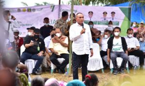 Gubernur Sumatera Utara (Sumut) Edy Rahmayadi mengajadiri Launching Sentra Jagung Tetpadu dengan tema Cetak Lahan Baru dan Buka Lapangan Kerja oleh PT. Daun Agro Nusantara di Dewan PIR ADB, Kecamatan Besitang, Kabupaten Langkat, Jumat (18/3/2022). Pada kesempatan tersebut Gubernur Sumut mengawali dengan menanam benih bibit jagung.