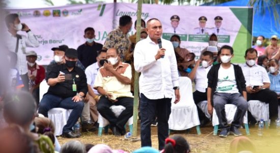 Gubernur Sumatera Utara (Sumut) Edy Rahmayadi mengajadiri Launching Sentra Jagung Tetpadu dengan tema Cetak Lahan Baru dan Buka Lapangan Kerja oleh PT. Daun Agro Nusantara di Dewan PIR ADB, Kecamatan Besitang, Kabupaten Langkat, Jumat (18/3/2022). Pada kesempatan tersebut Gubernur Sumut mengawali dengan menanam benih bibit jagung.