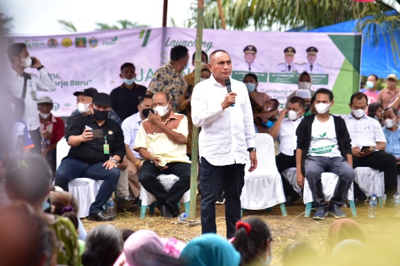 Gubernur Sumatera Utara (Sumut) Edy Rahmayadi mengajadiri Launching Sentra Jagung Tetpadu dengan tema Cetak Lahan Baru dan Buka Lapangan Kerja oleh PT. Daun Agro Nusantara di Dewan PIR ADB, Kecamatan Besitang, Kabupaten Langkat, Jumat (18/3/2022). Pada kesempatan tersebut Gubernur Sumut mengawali dengan menanam benih bibit jagung.
