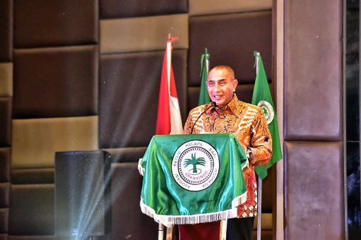 Gubernur Sumatera Utara (Sumut) Edy Rahmayadi menghadiri Pengukuhan Pengurus Dewan Pimpinan Wilayah (DPW) Asosiasi Petani Kelapa Sawit Indonesia (APKASINDO) Provinsi Sumut, Periode 2020-2025 serta Focus Group Discussion (FGD) di Grand Ballroom Le Polonia Hotel, Jalan Sudirman Medan, Sabtu (19/3/2022).