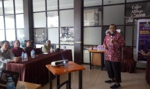 Pemateri Helmi Herdianto, yang dikenak sebagai Leader HPA International, Top Bonus HPA International saat menyampaikan paparannya di depan peserta kuliah Thibbun Nabawi di Sitamiang Hotel Kota Padangsidimpuan, Ahad (20/03/2022).
