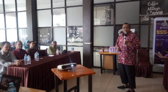 Pemateri Helmi Herdianto, yang dikenak sebagai Leader HPA International, Top Bonus HPA International saat menyampaikan paparannya di depan peserta kuliah Thibbun Nabawi di Sitamiang Hotel Kota Padangsidimpuan, Ahad (20/03/2022).
