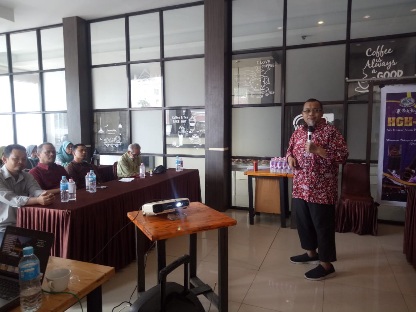 Pemateri Helmi Herdianto, yang dikenak sebagai Leader HPA International, Top Bonus HPA International saat menyampaikan paparannya di depan peserta kuliah Thibbun Nabawi di Sitamiang Hotel Kota Padangsidimpuan, Ahad (20/03/2022).