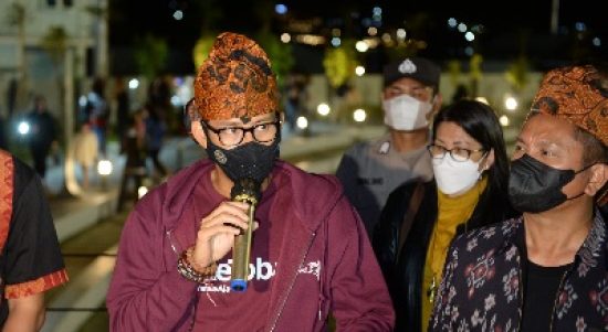 Menteri Pariwisata dan Ekonomi Kreatif Sandiaga Uno didampingi Kepala Dinas Pariwisata dan Kebudayaan Provinsi Sumatera Utara Zumri Sulthoni membuka secara resmi Pagelaran Event di Destinasi Pariwisata Prioritas (Pentas) Danau Toba dengan memukul gong di kawasan Ruang Terbuka Publik Pantai Bebas Parapat, Kecamatan Girsang Sipangan Bolon, Kabupaten Simalungun, Selasa (22/3) malam.