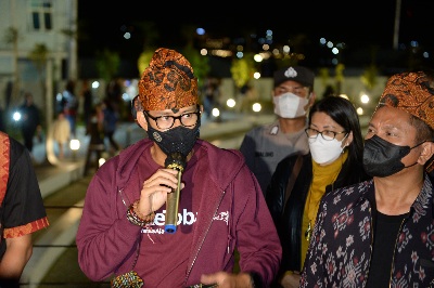 Menteri Pariwisata dan Ekonomi Kreatif Sandiaga Uno didampingi Kepala Dinas Pariwisata dan Kebudayaan Provinsi Sumatera Utara Zumri Sulthoni membuka secara resmi Pagelaran Event di Destinasi Pariwisata Prioritas (Pentas) Danau Toba dengan memukul gong di kawasan Ruang Terbuka Publik Pantai Bebas Parapat, Kecamatan Girsang Sipangan Bolon, Kabupaten Simalungun, Selasa (22/3) malam.