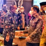 Gubernur Sumatera Utara (Sumut) Edy Rahmayadi menyampaikan 10 usulan proyek prioritas ke Menteri Perencanaan Pembangunan Nasional (PPN)/Kepala Badan Perencanaan Pembangunan Nasional (Bappenas) Suharso Monoarfa saat mengikuti Rapat Koordinasi (Rakor) Gubernur wilayah Sumatera di Ballroom Best Western Premier Hotel, Panbil, Kota Batam, Provinsi Kepulauan Riau, Rabu (23/3/2022). Proyek strategis yang diusulkan antara lain terkait, pencegahan banjir, penanganan sampah, hingga penyediaan air bersih untuk masyarakat Sumut.