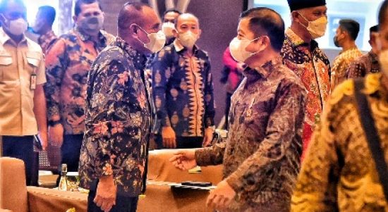 Gubernur Sumatera Utara (Sumut) Edy Rahmayadi menyampaikan 10 usulan proyek prioritas ke Menteri Perencanaan Pembangunan Nasional (PPN)/Kepala Badan Perencanaan Pembangunan Nasional (Bappenas) Suharso Monoarfa saat mengikuti Rapat Koordinasi (Rakor) Gubernur wilayah Sumatera di Ballroom Best Western Premier Hotel, Panbil, Kota Batam, Provinsi Kepulauan Riau, Rabu (23/3/2022). Proyek strategis yang diusulkan antara lain terkait, pencegahan banjir, penanganan sampah, hingga penyediaan air bersih untuk masyarakat Sumut.