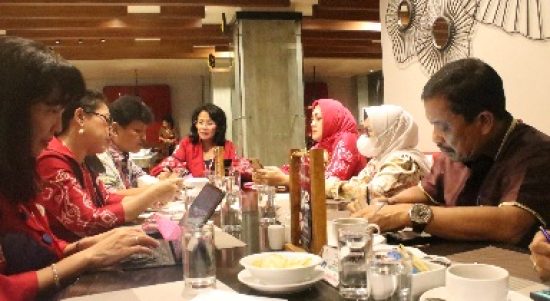 Staf Ahli Gubernur Bidang Hukum, Politik dan Pemerintahan Binsar Situmorang mengikuti rapat teknis persiapan W20 Summit Danau Toba 2022, yang berlangsung di sela rangkaian plenary event ketiga W20, di Rattan Inn Banjarmasin, Kalimantan Selatan, Rabu (23/3).
