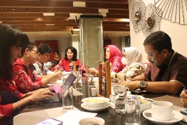 Staf Ahli Gubernur Bidang Hukum, Politik dan Pemerintahan Binsar Situmorang mengikuti rapat teknis persiapan W20 Summit Danau Toba 2022, yang berlangsung di sela rangkaian plenary event ketiga W20, di Rattan Inn Banjarmasin, Kalimantan Selatan, Rabu (23/3).