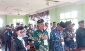 Suasana pembukaan Konfercab V PCNU Kota Padangsidimpuan. Nampak kedua dari kiri Ketua PC NU Kota Padangsidimpuan, H. Misbahuddin Nasution dan di sebelah kirinya, Sekretaris Drs. H. Sholahuddin Nasution, M. Pd saat mengumandangkakan lagu Mars NU
