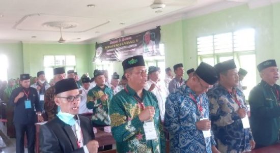 Suasana pembukaan Konfercab V PCNU Kota Padangsidimpuan. Nampak kedua dari kiri Ketua PC NU Kota Padangsidimpuan, H. Misbahuddin Nasution dan di sebelah kirinya, Sekretaris Drs. H. Sholahuddin Nasution, M. Pd saat mengumandangkakan lagu Mars NU