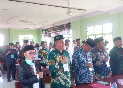 Suasana pembukaan Konfercab V PCNU Kota Padangsidimpuan. Nampak kedua dari kiri Ketua PC NU Kota Padangsidimpuan, H. Misbahuddin Nasution dan di sebelah kirinya, Sekretaris Drs. H. Sholahuddin Nasution, M. Pd saat mengumandangkakan lagu Mars NU