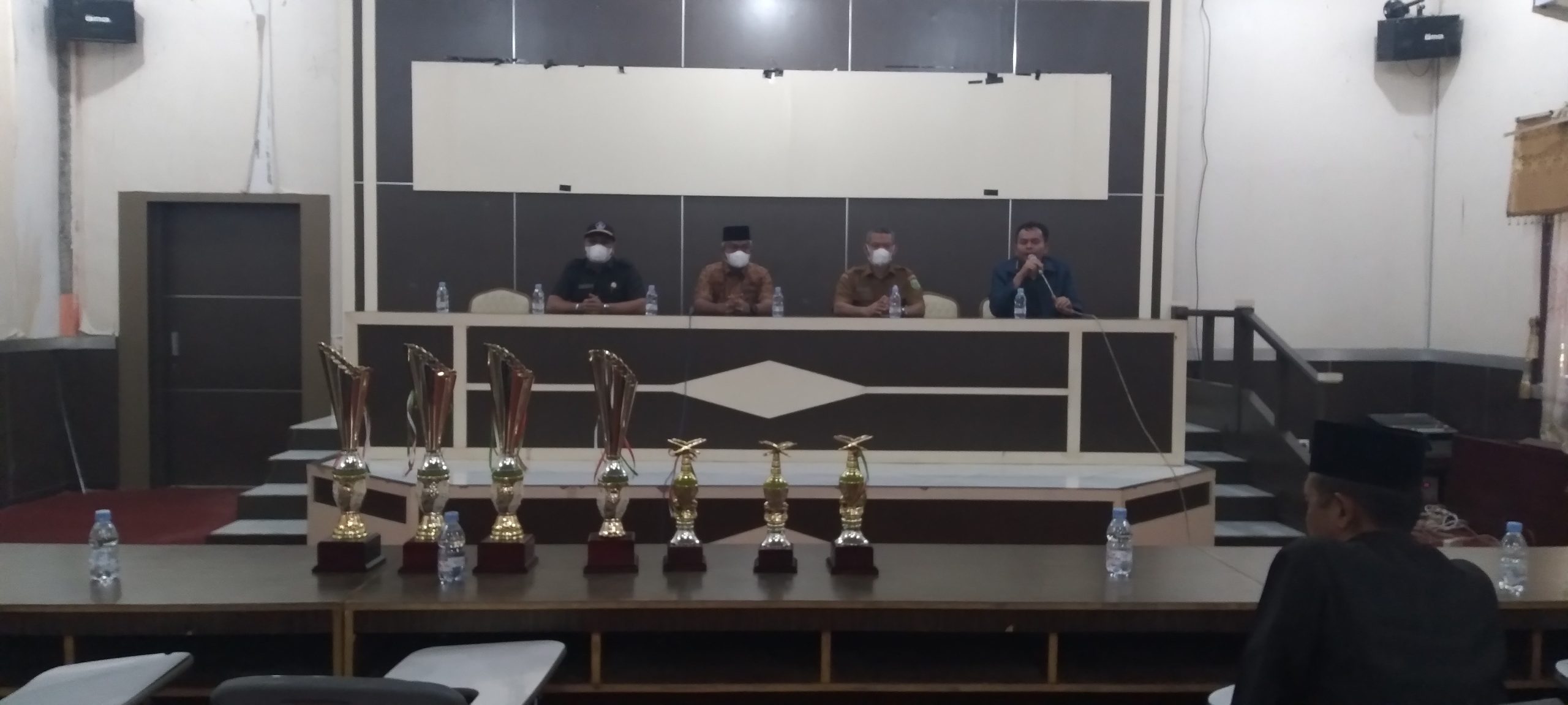 Plt.Bupati PadangLawas ( Palas ). drg.H.Ahmad Zarnawi Pasaribu Cht.MM,M.Si , didampingi Asisten I Panguhum Nasution ,S.Sos ,M.Ap ,Asisten III , Drs.H.Amir Soleh Nasution , dan Kabag Kesra Musa Iriawan,S.Psi menyambut kepulangan para Khafilah , Selasa (29/03/2022) di Aula Kantor SKPD terpadu.