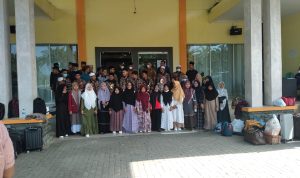 Plt.Bupati PadangLawas ( Palas ). drg.H.Ahmad Zarnawi Pasaribu Cht.MM,M.Si  , didampingi Asisten I Panguhum Nasution ,S.Sos ,M.Ap  ,Asisten III , Drs.H.Amir Soleh Nasution   ,  dan Kabag Kesra Musa Iriawan,S.Psi Fojo bersams dengan  para Khafilah , Selasa (29/03/2022) di depan  Kantor SKPD terpadu.