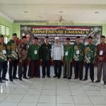 Peserta Konfercab V PCNU Padangsidimpuan foto bersama (diabadikan) bersama Rois Syuriah NU Kota Padangsidimpuan terpilih, Dr. Drs. H. Darwis Dasopang, M. Ag (kemeja putih paling tengah) dan Ketua PC (Tanfidziyah) NU Kota Padangsidimpuan yang baru (sebelah kanan Darwis Dasopang) usai berakhirnya konferensi.