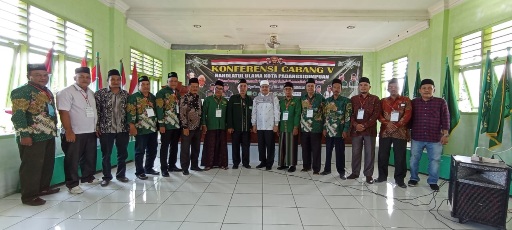 Peserta Konfercab V PCNU Padangsidimpuan foto bersama (diabadikan) bersama Rois Syuriah NU Kota Padangsidimpuan terpilih, Dr. Drs. H. Darwis Dasopang, M. Ag (kemeja putih paling tengah) dan Ketua PC (Tanfidziyah) NU Kota Padangsidimpuan yang baru (sebelah kanan Darwis Dasopang) usai berakhirnya konferensi.