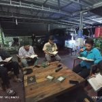 Kader Pemuda Remaja Masjid dari BKPRMI Kota Padangsidimpuan sedang tekun melaksanakan Ngaji Bareng yang identik dengan Tadarrusan Al-Qur'an di malam-malam bulan Ramadhan.
