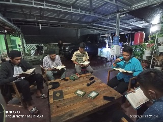 Kader Pemuda Remaja Masjid dari BKPRMI Kota Padangsidimpuan sedang tekun melaksanakan Ngaji Bareng yang identik dengan Tadarrusan Al-Qur'an di malam-malam bulan Ramadhan.